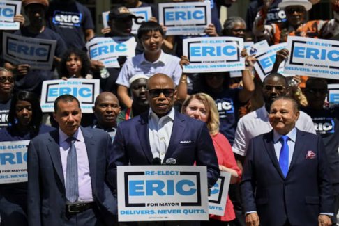 紐約市長埃里克·亞當(dāng)斯表示不會退出競選