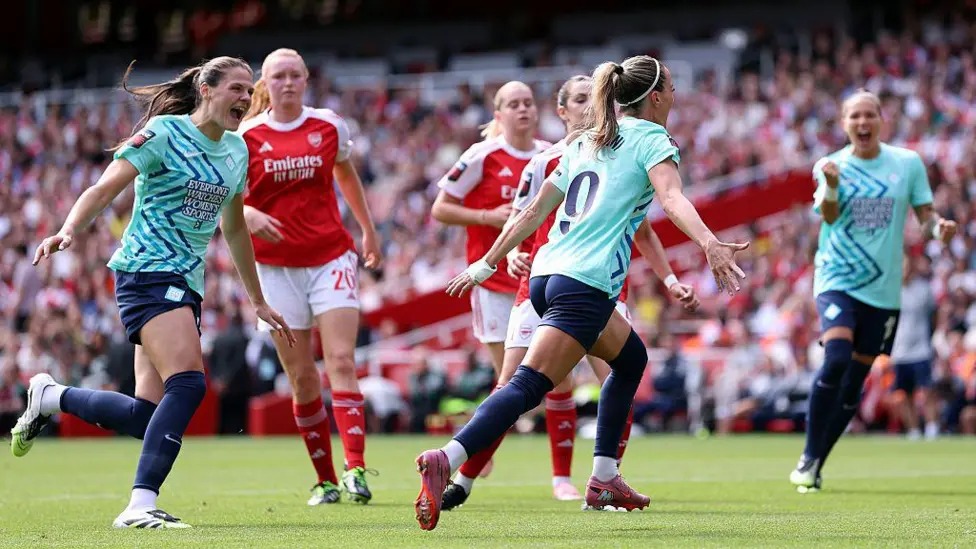 隊長科索瓦雷&middot;阿斯拉尼(KosovareAsllani)為倫敦城女足在阿聯(lián)酋航空體育場攻入女子超級聯(lián)賽的首粒進球，幫助球隊取得領(lǐng)先