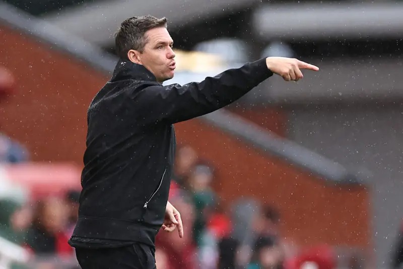 2025年9月7日，曼聯(lián)主教練兼經(jīng)理馬克&middot;斯金納(MarcSkinner)在英格蘭利的利體育村參加曼聯(lián)與萊斯特城之間的巴克萊女子超級(jí)聯(lián)賽比賽。