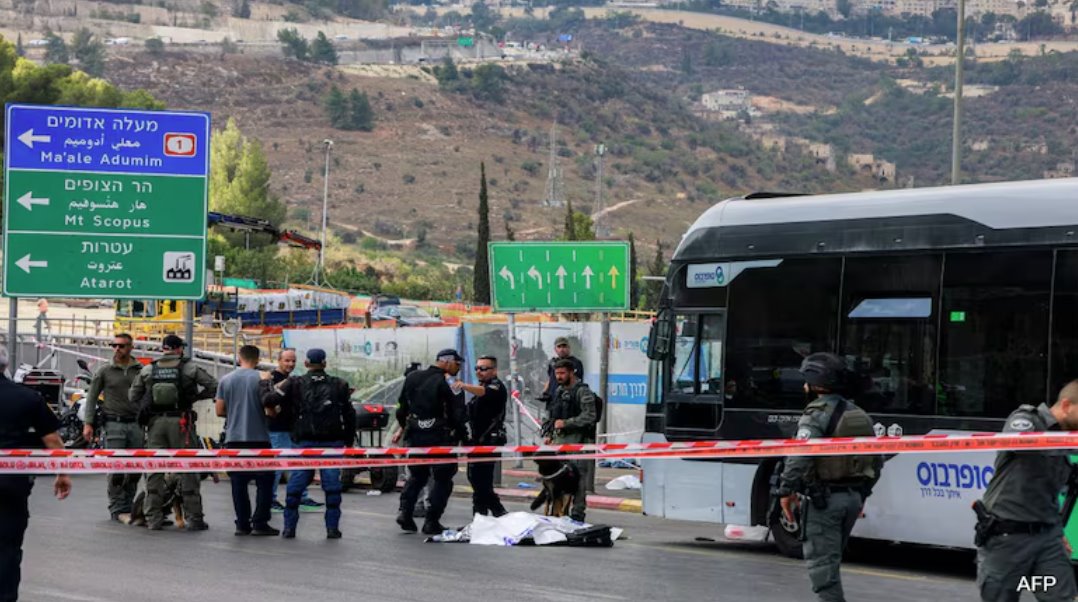 色列安全部隊聚集在耶路撒冷東部拉莫特路口一輛公共汽車旁