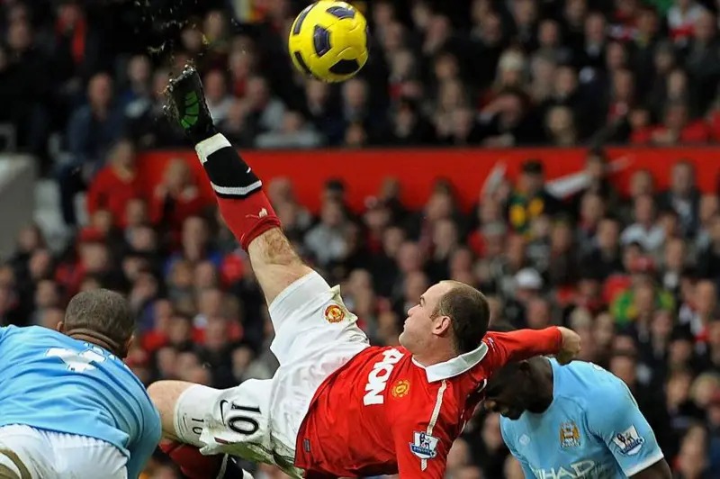 2011年，韋恩&middot;魯尼代表曼聯(lián)對陣曼城時打進(jìn)標(biāo)志性倒鉤球