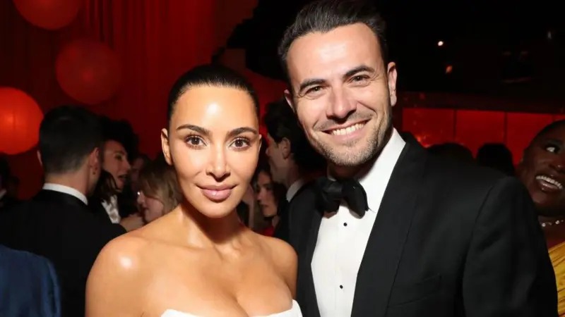 電影制片人本&middot;溫斯頓(BenWinston)與金&middot;卡戴珊(KimKardashian)合影，他已持有阿森納隊(duì)季票30多年