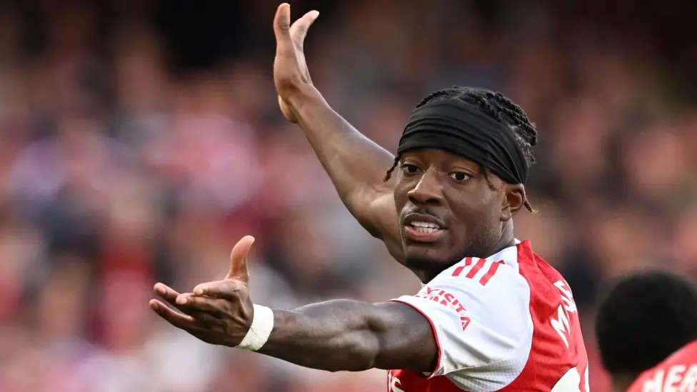 在與曼城的比賽中，諾尼&middot;馬杜克被布卡約&middot;薩卡替換