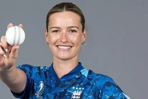 英格蘭板球投球手勞倫·貝爾(LaurenBell)的手環(huán)-專注并