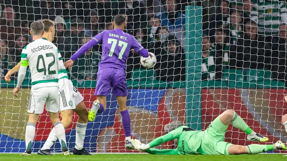 加布里&middot;馬丁內(nèi)斯看著球從他身上反彈回凱爾特人球門，這是布拉加的第二個進球