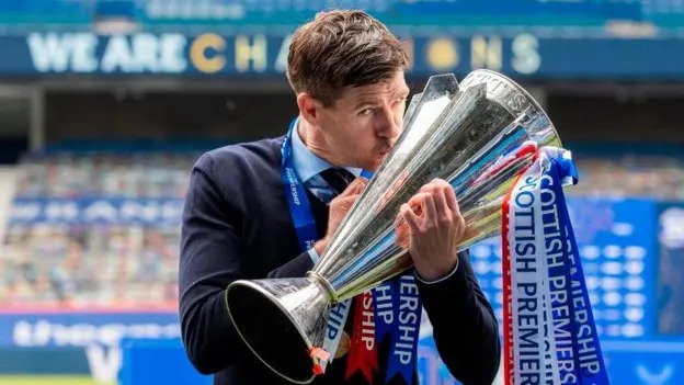 史蒂文&middot;杰拉德于2021年5月捧起蘇格蘭超級(jí)聯(lián)賽冠軍獎(jiǎng)杯