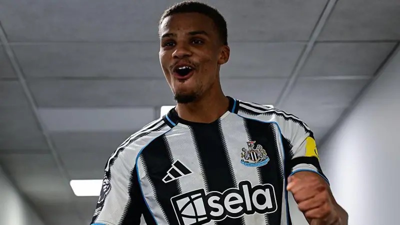 馬利克&middot;蒂亞烏在紐卡斯爾聯(lián)隊戰(zhàn)勝諾丁漢森林隊后慶祝勝利