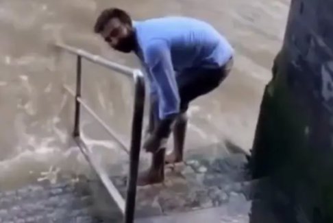 印度男子在倫敦泰晤士河洗腳引發(fā)爭議