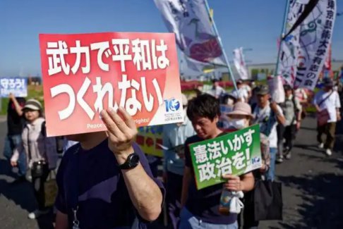 日本民眾高喊停止軍國(guó)主義