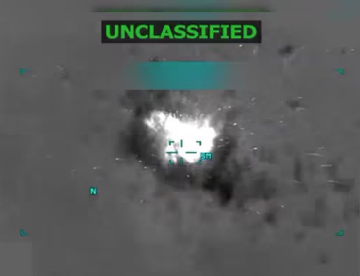 這張截圖取自10月14日發(fā)布的一段視頻，顯示一艘船在委內(nèi)瑞拉海岸附近燃燒。