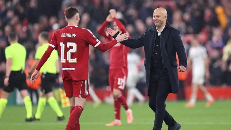 利物浦主教練阿恩&middot;斯洛特和康納&middot;布拉德利握手