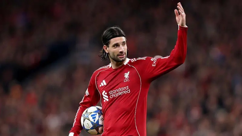 利物浦隊(duì)的多米尼克&middot;索博斯萊向隊(duì)友們示意