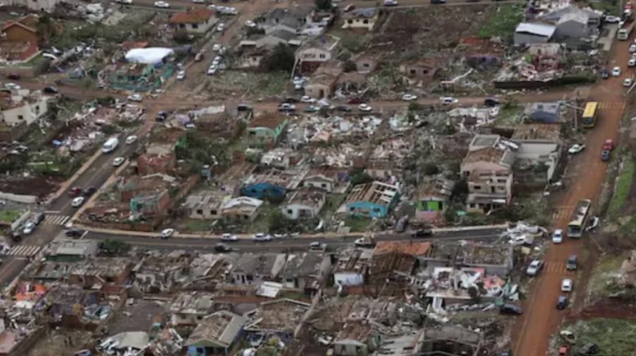 巴西龍卷風(fēng)致6人死亡，700多人受傷，許多房屋的屋頂被掀翻或完全摧毀。