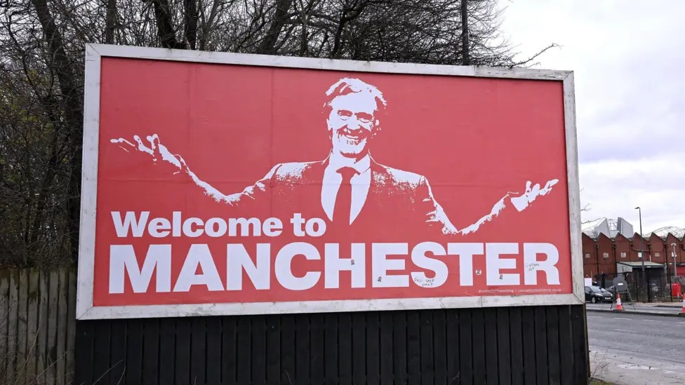 老特拉福德球場(chǎng)附近的一塊廣告牌上印著吉姆&middot;拉特克利夫爵士的肖像，以及&ldquo;歡迎來(lái)到曼徹斯特&rdquo;的字樣。
