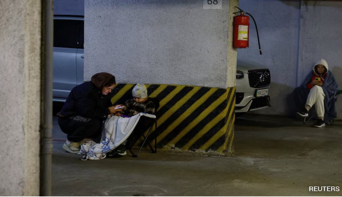 俄羅斯空襲發(fā)生后，基輔市民紛紛躲避。