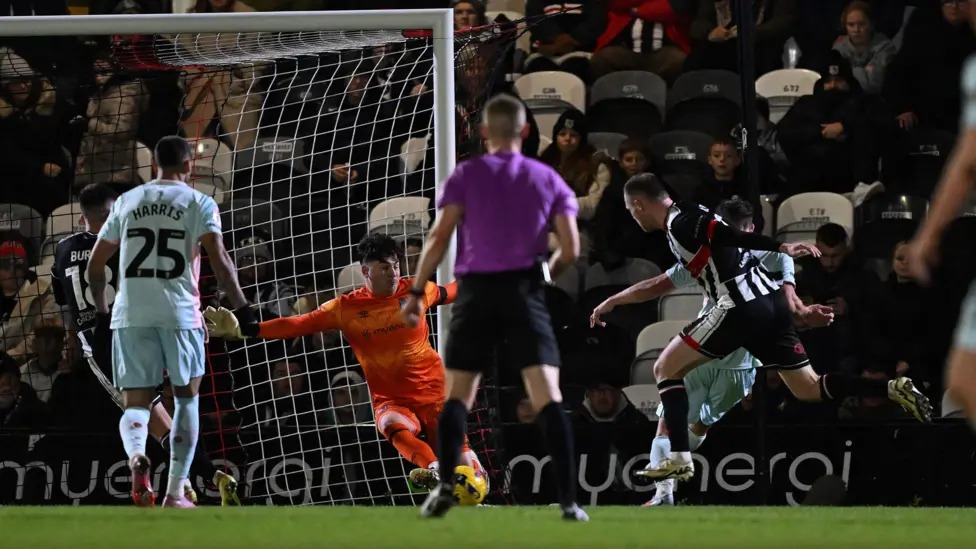 克里斯蒂安&middot;丹尼斯替補(bǔ)登場后，僅觸球三次就打入了制勝球。