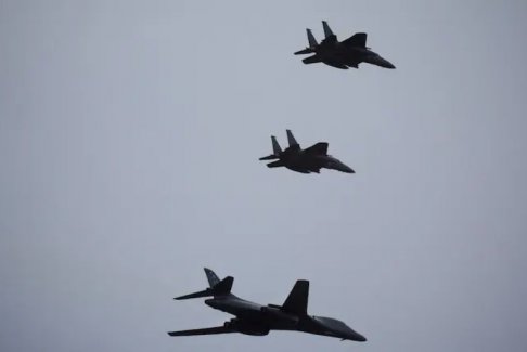 美國(guó)向委內(nèi)瑞拉沿海地區(qū)出動(dòng)了轟炸機(jī)、戰(zhàn)斗機(jī)和無