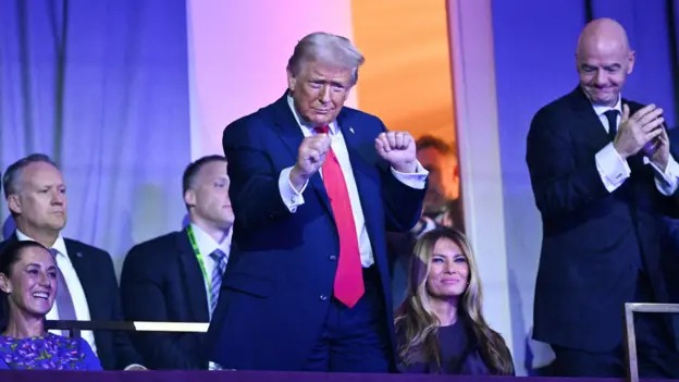 世界杯抽簽儀式結(jié)束后，美國(guó)總統(tǒng)唐納德&middot;特朗普站起身來(lái)，隨著鄉(xiāng)村樂(lè)隊(duì)演唱的《YMCA》起舞。