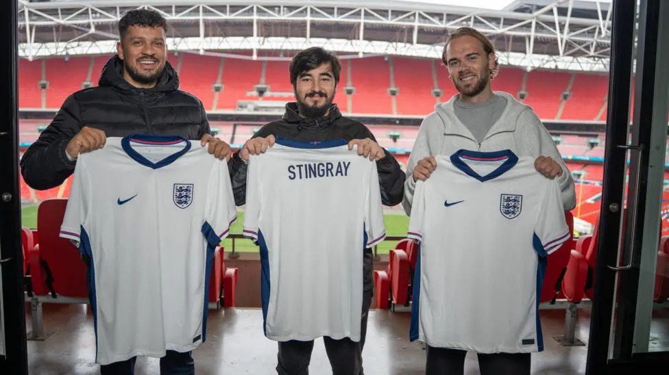 左起：英格蘭游戲戰(zhàn)隊(duì)經(jīng)理丹曼、丹尼爾&middot;&ldquo;黃貂魚&rdquo;&middot;雷和他的教練尼克&middot;登&middot;哈默