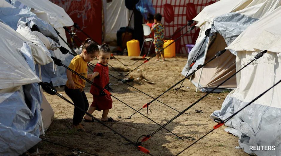 暴雨浸透了加沙的帳篷營地，氣溫驟降，蜷縮在帳篷里的巴勒斯坦人感到寒冷。