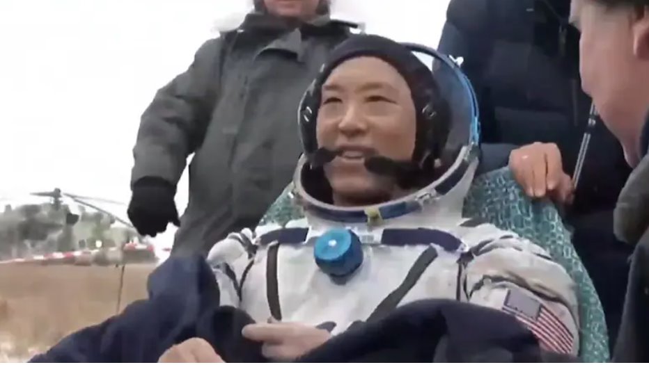 美國宇航局宇航員喬尼&middot;金和俄羅斯航天局宇航員從空間站返回地球