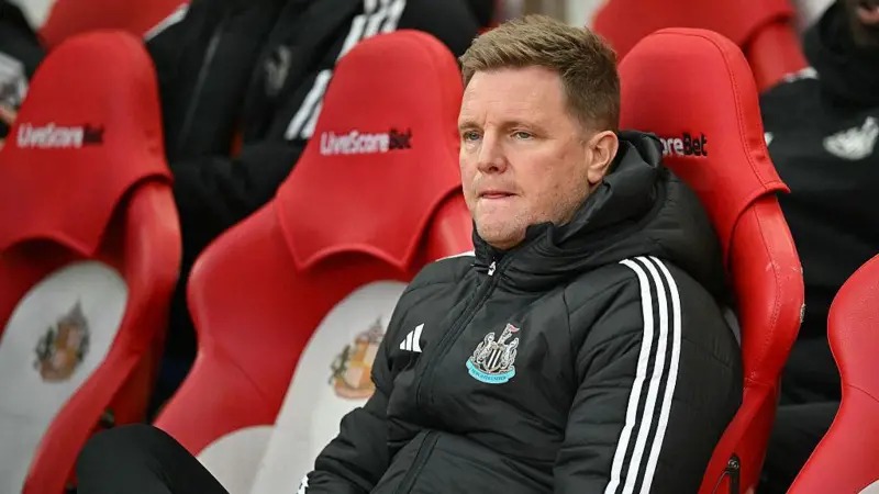 紐卡斯?fàn)柭?lián)隊(duì)主教練埃迪&middot;豪坐在光明球場(chǎng)的球員休息區(qū)里