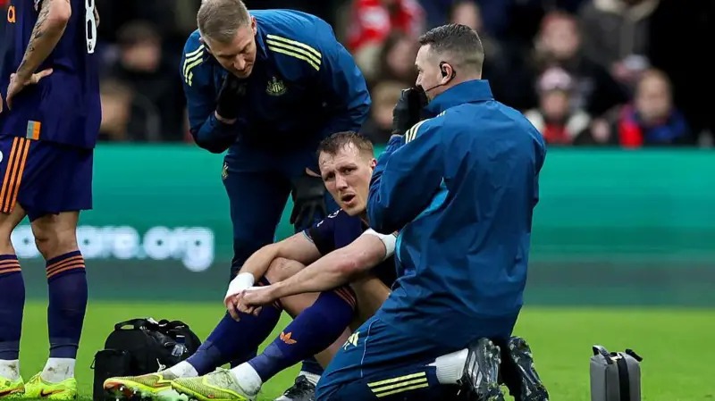 丹&middot;伯恩接受醫(yī)療團(tuán)隊(duì)的治療