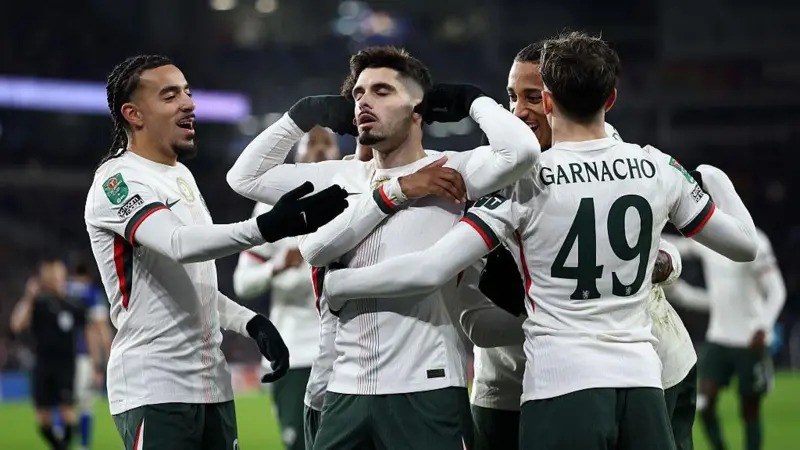 佩德羅&middot;內(nèi)托在卡拉寶杯四分之一決賽中慶祝打入球隊(duì)的第二個(gè)進(jìn)球