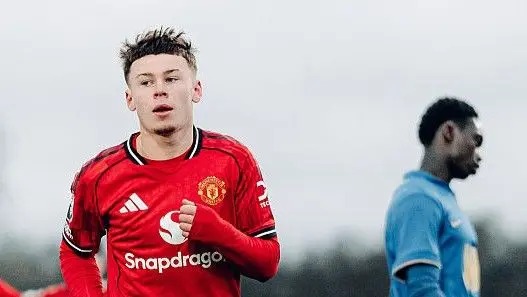 曼聯(lián)球員凱&middot;魯尼在球隊U18英超聯(lián)賽杯6-0大勝伯明翰的比賽中進球