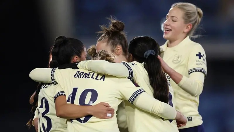 埃弗頓球員們圍成一圈慶祝