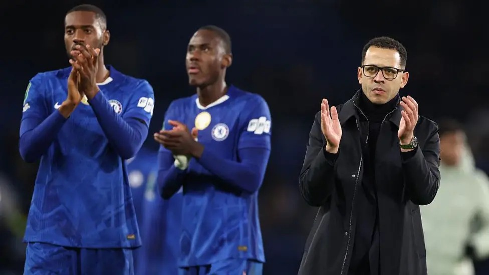 利亞姆&middot;羅塞尼奧（右）于1月6日被任命為切爾西主教練，接替恩佐&middot;馬雷斯卡。