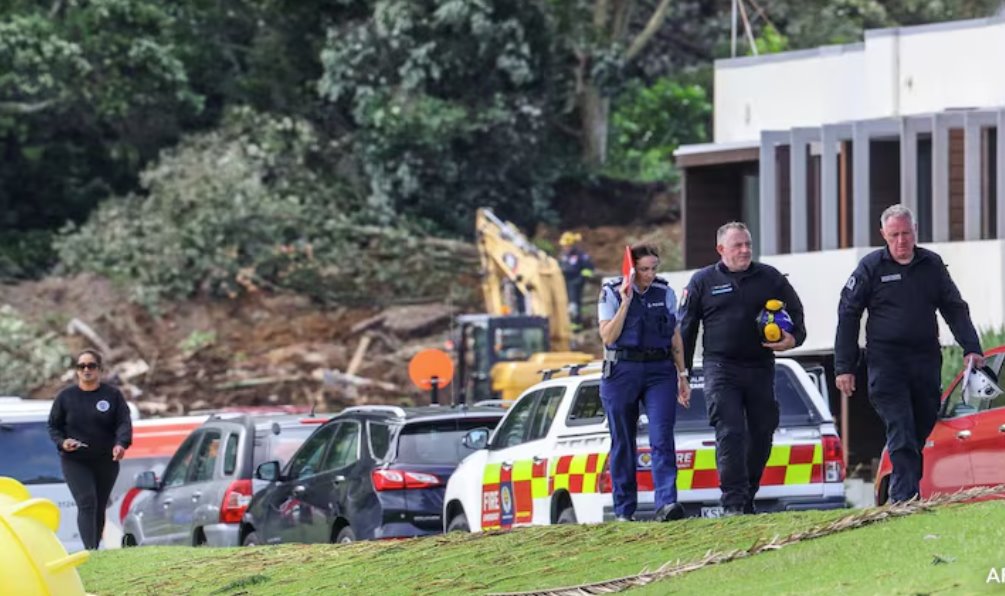 人們短暫地聽到從廢墟下傳來呼救聲