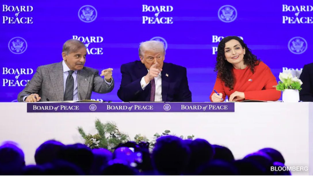 巴基斯坦總理謝赫巴茲&middot;謝里夫、美國總統(tǒng)唐納德&middot;特朗普和科索沃總統(tǒng)維約薩&middot;奧斯馬尼-薩德留 (LR)