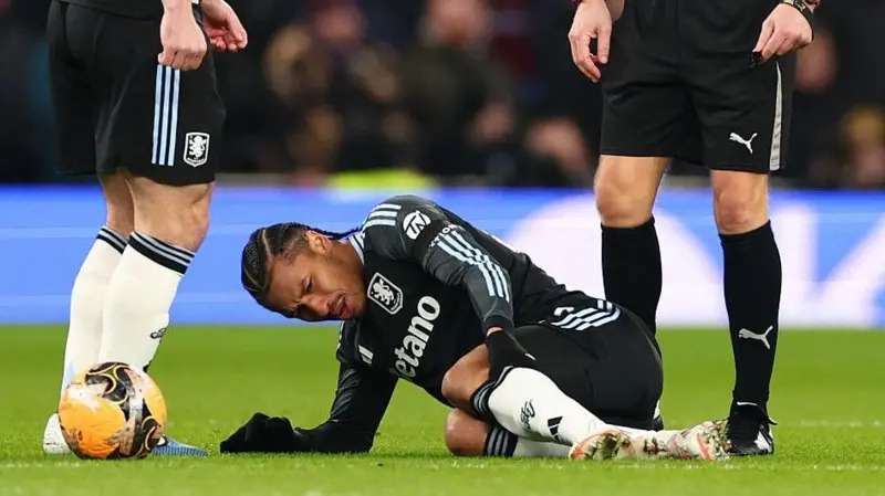 布巴卡爾&middot;卡馬拉在托特納姆熱刺隊(duì)的比賽中膝蓋受傷后倒地