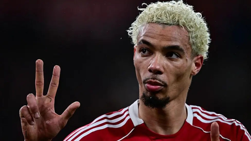 雨果&middot;埃基蒂克對陣紐卡斯?fàn)柕谋荣愔忻烽_二度