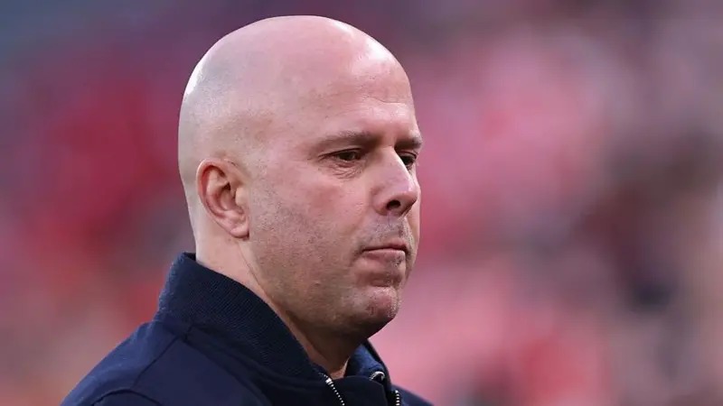 利物浦主教練阿內(nèi)&middot;斯洛特在場(chǎng)邊顯得悶悶不樂