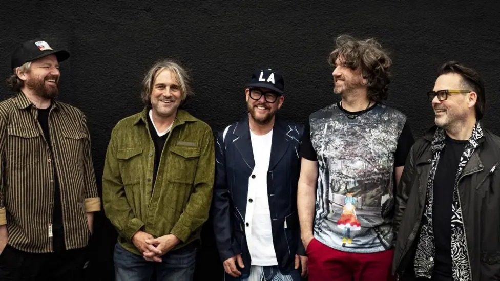 《雪崩》（Avalanche）是Embrace樂隊的第九張專輯