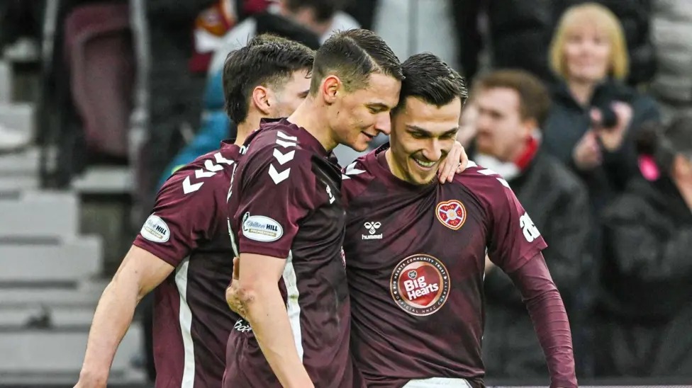 伊斯蘭&middot;切斯諾科夫（左）攻入他在哈茨隊(duì)的首粒進(jìn)球，鎖定勝局。