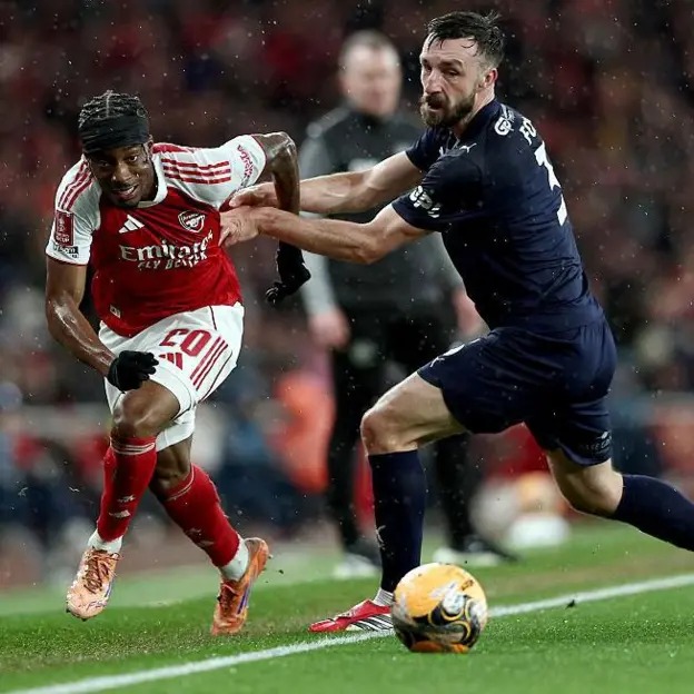 摩根&middot;?？怂乖诩用司S岡競(jìng)技之前，曾效力于查爾頓、謝周三、斯托克城和女王公園巡游者。