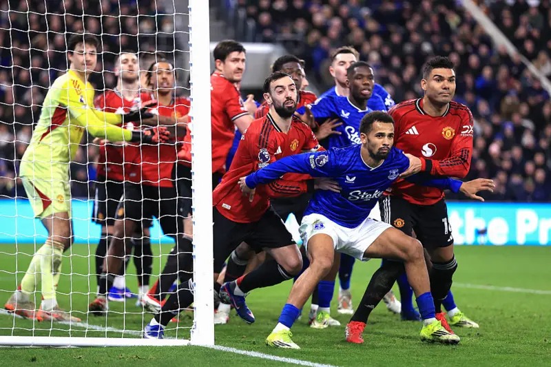 埃弗頓的伊利曼&middot;恩迪亞耶拉住曼聯(lián)的布魯諾&middot;費(fèi)爾南德斯和卡塞米羅，球員們?cè)诮乔驙?zhēng)奪中互相推搡