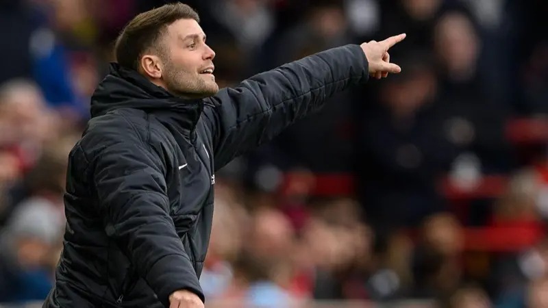 布萊頓足球俱樂部主教練法比安&middot;赫澤勒在技術(shù)區(qū)向球隊(duì)大聲喊出指令