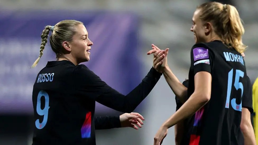 阿萊西亞&middot;魯索（左）是英格蘭隊(duì)三名對陣烏克蘭隊(duì)梅開二度的球員之一