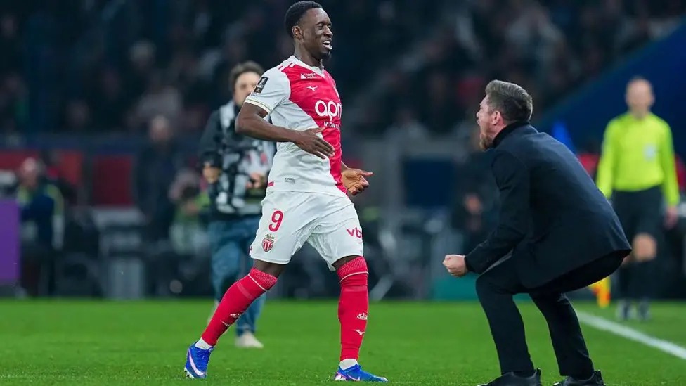 摩納哥隊(duì)的福拉林&middot;巴洛貢在打入球隊(duì)第三球后與塞巴斯蒂安&middot;波科尼奧利慶祝