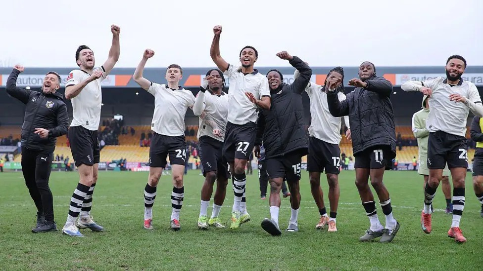 波特維爾球員慶祝戰(zhàn)勝桑德蘭：波特維爾是本賽季足總杯剩余球隊(duì)中排名最低的。