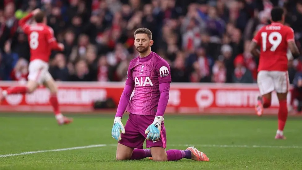 12月，諾丁漢森林在英超聯(lián)賽中以3-0擊敗托特納姆熱刺。